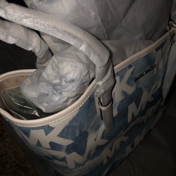 AUTHENTIC Beautiful Michael Kors Bag - Picture 4 of 8